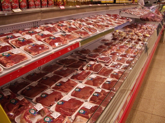 rayon de viande rouge en supermarché