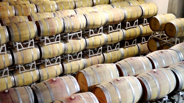 photo de bariques de vins